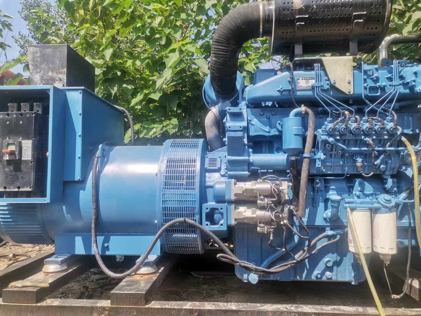 曾都详细说明降低 800kW 柴油发电机输出电流波动的方法